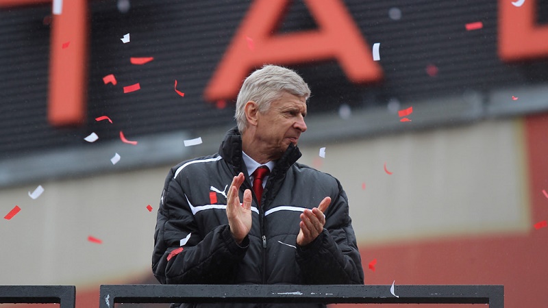 Arsene Wenger clapping